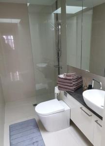 Ένα μπάνιο στο Luxurious Modern 2 Bedroom 2 Bathroom Apartment