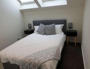 Ένα ή περισσότερα κρεβάτια σε δωμάτιο στο Luxurious Modern 2 Bedroom 2 Bathroom Apartment