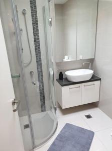 Ένα μπάνιο στο Luxurious Modern 2 Bedroom 2 Bathroom Apartment +10 φωτογραφίες