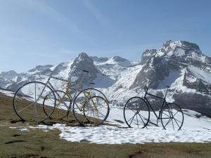 dos bicicletas están estacionadas frente a una montaña cubierta de nieve en Appartement rue de la cascade 64440 Eaux-Bonnes, en Eaux-Bonnes 13 fotos más