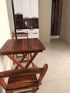 uma mesa de madeira e cadeiras numa cozinha em Temporada Maior São João do mundo em Campina Grande