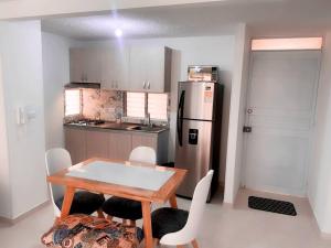 Η κουζίνα ή μικρή κουζίνα στο Hermoso Apartamento en Condominio con Gym y Pisicina de Adultos y Niños