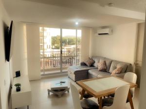 Χώρος καθιστικού στο Hermoso Apartamento en Condominio con Gym y Pisicina de Adultos y Niños
