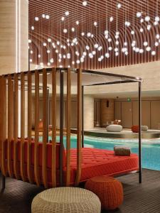 Bazén v ubytování Radisson Collection Lingang Shanghai nebo v jeho okolí
