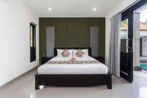 Ein Bett oder Betten in einem Zimmer der Unterkunft Maja Villa Batubelig by Pramana Villas