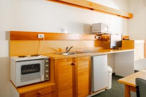 Nhà bếp/bếp nhỏ tại Landsborough Lodge Motel