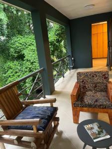 sala de estar con sofá y mesa en Zanzibar in Dar! A newly renovated 3br villa en Dar es Salaam