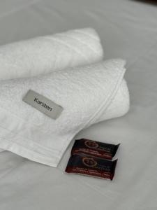 una pila de toallas blancas y una barra de chocolate en Apartamento confortável próximo Vila Germânica en Blumenau