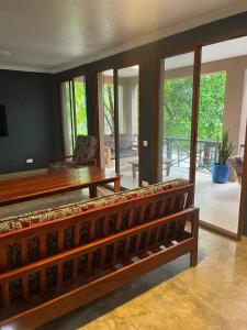 Zanzibar in Dar! A newly renovated 3br villa في دار السلام: غرفة معيشة مع مقعد وطاولة