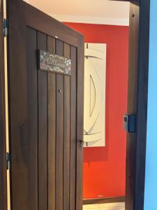 eine Tür, die in ein Zimmer mit einer farbenfrohen Wand führt in der Unterkunft Apartamento confortável próximo Vila Germânica in Blumenau