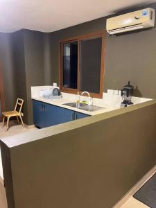 uma cozinha com um balcão com um lavatório e uma janela em Zanzibar in Dar! A newly renovated 3br villa em Dar es Salaam