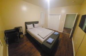 Habitación pequeña con cama y escritorio. en Staycation Haven Room, en Newark
