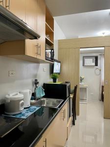 eine Küche mit einer Spüle und einer Arbeitsplatte in der Unterkunft The Grass Residences in Manila