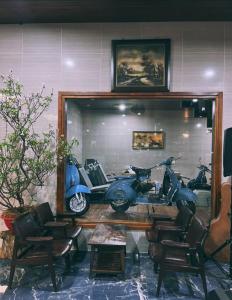 una habitación con 2 scooters aparcados frente a un espejo en KMI Homestay – Tea and Coffee, en Di Linh