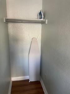 Una puerta blanca en una habitación con un estante en La Cienega Inn Motel, en Los Ángeles