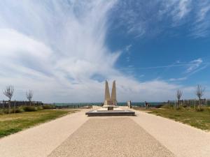 pomnik w parku z błękitnym niebem i chmurami w obiekcie Appartement 3* à 50m de l'Océan, 5 pers, Clim, Wifi, Parking - Mimizan Plage - FR-1-50-116 w mieście Mimizan +9 zdjęć