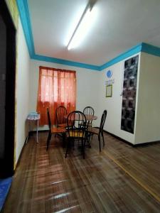 Kampong KundassanにあるIDZ Jb ISLAM Houseの部屋の中にテーブルと椅子があるダイニングルーム