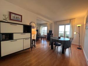 een woonkamer met een tafel en een eetkamer bij Appartement Saint-Jean-de-Luz, 1 pièce, 4 personnes - FR-1-239-858 in Saint-Jean-de-Luz