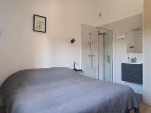 - une chambre avec un grand lit et une douche dans l'établissement Appartement Collioure, 3 pièces, 6 personnes - FR-1-309-431, à Collioure