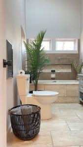 uma casa de banho com WC e uma planta em Poconos Modern Chalet - Home Theater - Hot Tub em East Stroudsburg