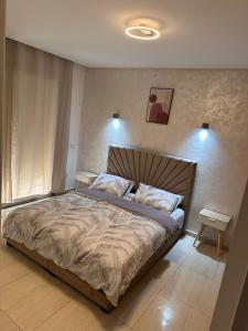 1 dormitorio con 1 cama grande en una habitación en Appartement vue sur Mer Sidi Bouzid, en Moulay Abdallah