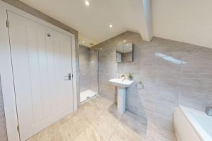 y baño con lavabo, aseo y ducha. en Stylish and Modern 3 Bed Home - 5* en South Shields