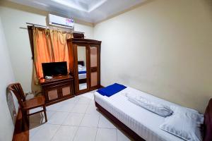 Tempat tidur dalam kamar di House Of Livina Syariah RedPartner