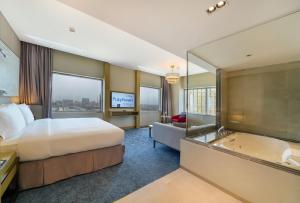 Postel nebo postele na pokoji v ubytování Dar Rayhaan by Rotana Al Khobar