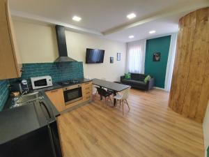een keuken en een woonkamer met een tafel en stoelen bij Appartement in Sottomarina mit Terrasse in Chioggia