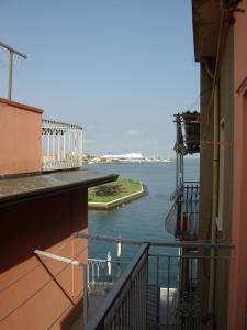 een balkon met uitzicht op een waterlichaam bij Appartement in Sottomarina mit Terrasse in Chioggia