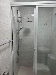 Ένα μπάνιο στο Kuya and Kambal's 1 BR 1 Bath Apartment