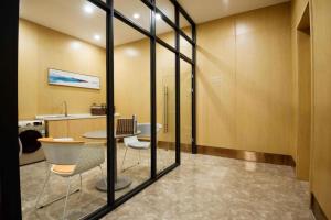 A bathroom at Hanting Premium Hotel Xi'An Keji 'Er Road Liberal Art And Science College