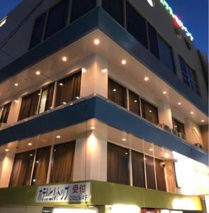 duży budynek z znakiem przed nim w obiekcie Itabashi Hotel Hilltop w Tokio