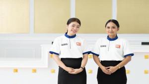 卡圖的住宿－B2 Phuket Premier Hotel，两个女人站在厨房里