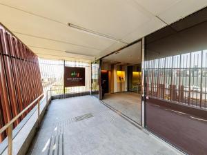 pusty korytarz budynku ze szklanymi drzwiami w obiekcie Hotel Dream Gate Maihama Annex w Tokio