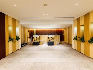 pusty korytarz z żółtymi ścianami i hol w obiekcie Hotel Dream Gate Maihama Annex w Tokio