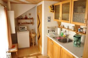 uma pequena cozinha com um lavatório e um frigorífico em Ferienhaus auf zwei Etagen im historischen Stadtkern em Annaberg-Buchholz