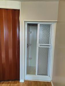 a glass door leading to a shower in a room at Departamento independiente #3 in Ciudad Juárez