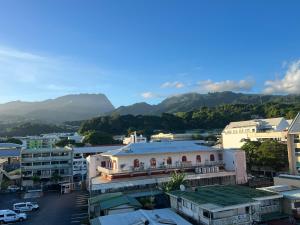 vistas a una ciudad con montañas en el fondo en Penthouse Happiness, en Papeete