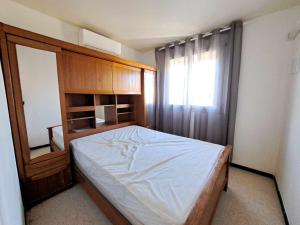 Bett in einem Zimmer mit einem Fenster und einem Bett sidx sidx sidx sidx in der Unterkunft Appartement Marseillan-Plage, 3 pièces, 6 personnes - FR-1-326-642 in Marseillan