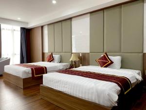 Postel nebo postele na pokoji v ubytování Nguyễn Quyền Hotel + 26 fotografií
