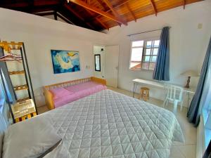 Ένα ή περισσότερα κρεβάτια σε δωμάτιο στο Apartamento Floripa 17 Aconchegante Bem Localizado