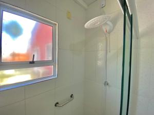 Ένα μπάνιο στο Apartamento Floripa 17 Aconchegante Bem Localizado +36 φωτογραφίες