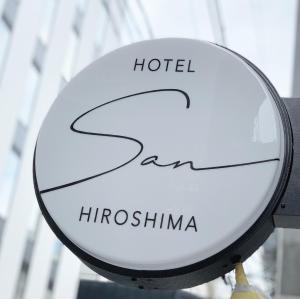 um sinal que lê Hotel Hiroshima em Hotel San Hiroshima em Hiroshima