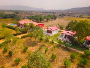 una vista aérea de las casas en un campo en Wow Relish en Alwar