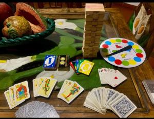 a table with cards and playing cards and a basket at Casa estilo Campirano Jardín de los Soles in Taxco de Alarcón