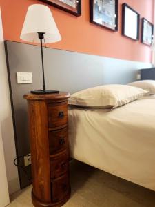 una lámpara en un tocador junto a una cama en Foresteria Juvarra, en Mantua