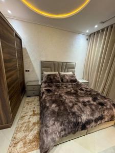 Säng eller sängar i ett rum på Family-sized Cosy Apartment