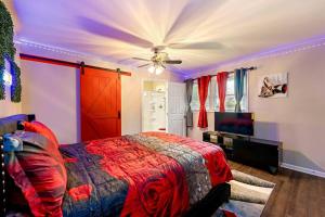 una camera con letto e ventilatore a soffitto di Big Red House in ATL by Hartsfield-Jackson Airport ad Atlanta
