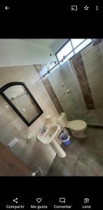 巴伯沙的住宿－barbosa-velez，一间带水槽、卫生间和镜子的浴室